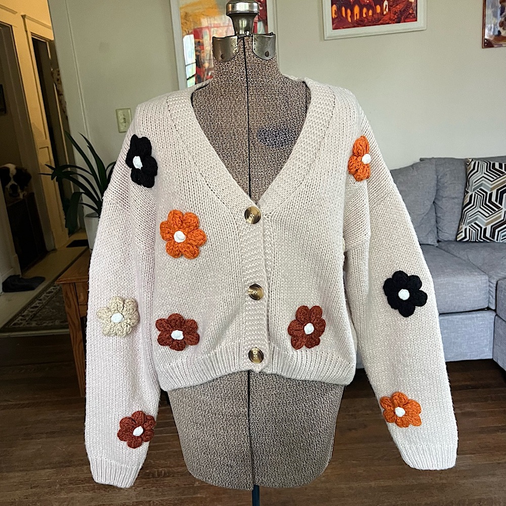 URBAN DAISY - FLOWY FLOWER SWEATER - TAN - SMALL/MEDIUM